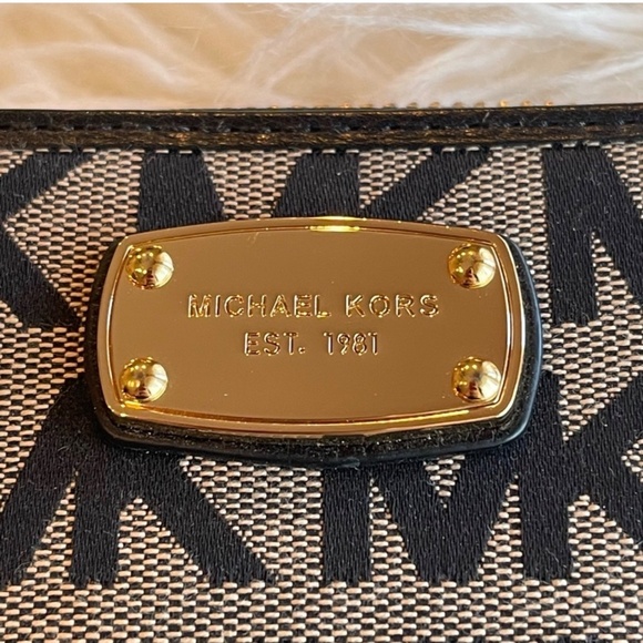 Brand new Micheal Kors wallet - Picture 5 of 6